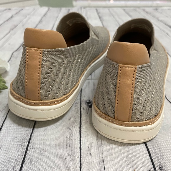 NWT Plimsolls UGG - Picture 7 of 8